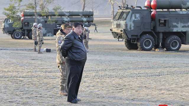 زعيم كوريا الشمالية كيم جونغ أون يشرف على تجارب إطلاق صواريخ باليستية