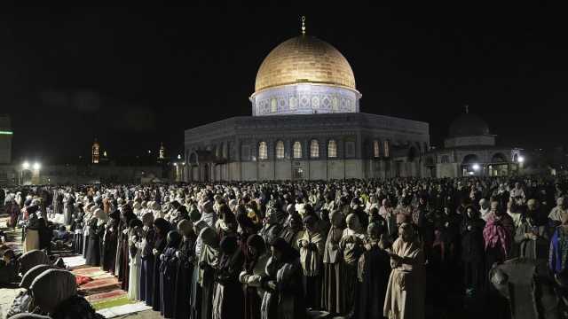 شاهد: الجيش الإسرائيلي يطلق الغاز المسيل للدموع على المصلين في الأقصى