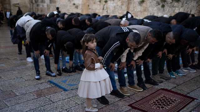 فيديو: المسلمون يؤدون صلاة العيد حول العالم والدعاء يتوحد من أجل غزة