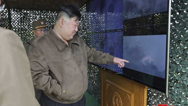 بعد مناورة عسكرية.. كوريا الشمالية تنشر صورًا لزعيمها بالقرب من راجمات الصواريخ