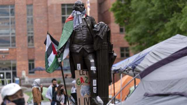 الناشطون المؤيدون للفلسطينيين يواصلون الاحتجاجات في جامعة كولومبيا للمطالبة بوقف إطلاق النار في غزة