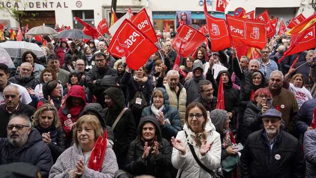 بعد أن فاجأ الجميع بعزمه الاستقالة.. أنصار سانشيز يتظاهرون لدعمه وسط اتهامات فساد لزوجته