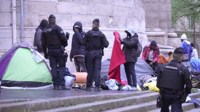 شاهد: 'تطهير اجتماعي'.. الشرطة الفرنسية تجلي المهاجرين من مخيم مؤقت قبل الألعاب الأولمبية الصيفية