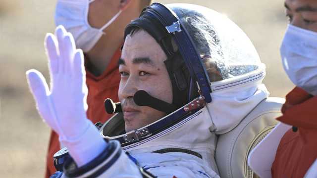 بعد أن قضوا نصف عام في مدار الكوكب... رواد فضاء صينيون يعودون إلى الأرض