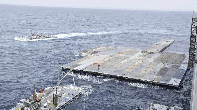 الولايات المتحدة تواصل تشييد رصيف بحري عائم على شاطئ غزة