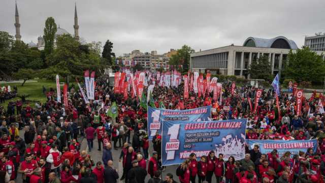 اشتباكات بين المتظاهرين وشرطة مكافحة الشغب في ميدان تقسم بإسطنبول بمناسبة اليوم العالمي للعمال