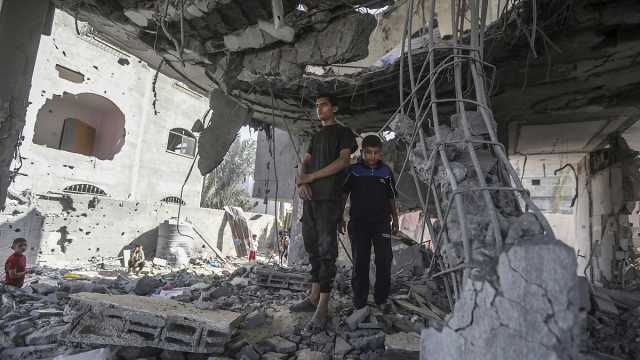 بينهم 5 أطفال.. مقتل سبعة أشخاص في غارة على رفح وفزع أممي من اجتياح المدينة