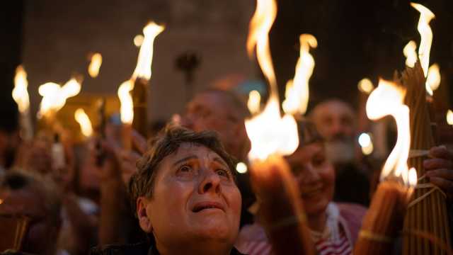 شاهد: الاحتفال بمراسم 'النار المقدسة' في سبت النور بكنيسة القيامة في القدس