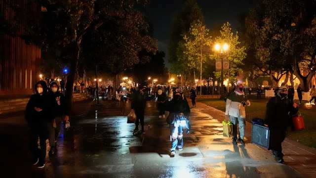 شاهد: طلاب بجامعة جنوب كاليفورنيا يغادرون اعتصام مناهض لإسرائيل بعد تهديدات الشرطة