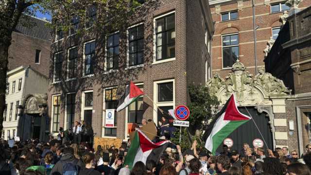 شاهد: طلاب وموظفو جامعة أمستردام يحتجون على طريقة التعامل مع المظاهرات المؤيدة للفلسطينيين