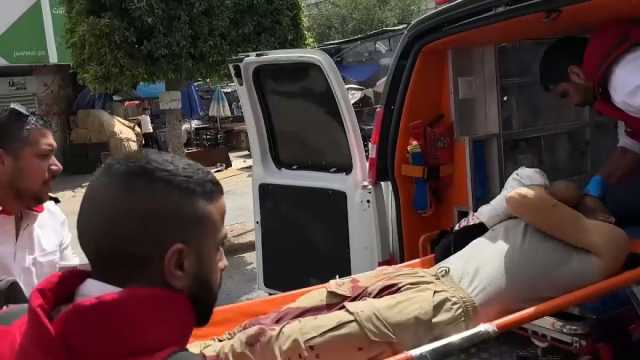 شاهد: مسعفون ينقلون جريحاً فلسطينياً في ثاني أيام اقتحام الجيش الإسرائيلي لجنين