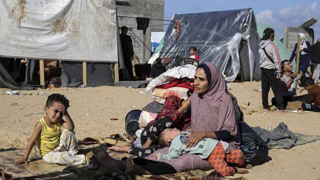 شاهد: بعد 'مجزرة الخيام'.. مستشفى ميداني في رفح يستقبل عشرات الإصابات البالغة ويشكو من نقص الإمدادات
