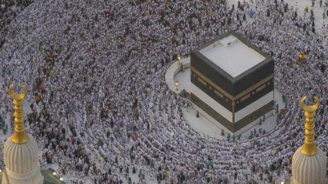 في مشهد مهيب.. مسيّرات تصوّر آلاف المسلمين وهم يطوفون حول الكعبة في ختام مناسك الحج