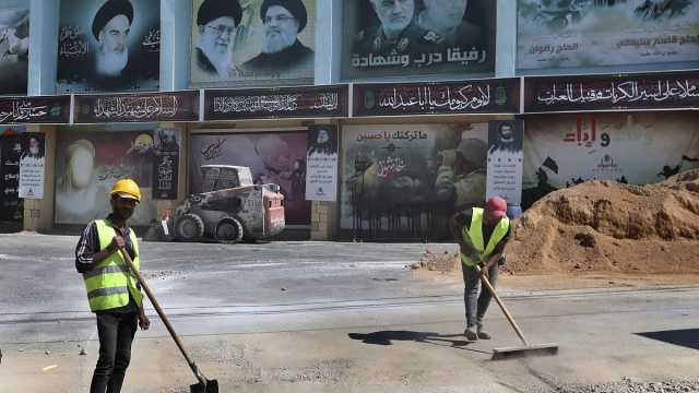 شاهد: سكان قرية يارون اللبنانية يتفقدون بيوتهم التي دمرها القصف الإسرائيلي