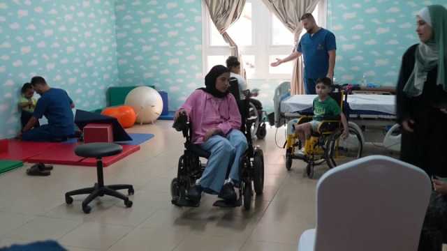 أطفال من غزة أصيبوا في حرب غزة يحاولون التكيف مع الحياة في الإمارات العربية المتحدة