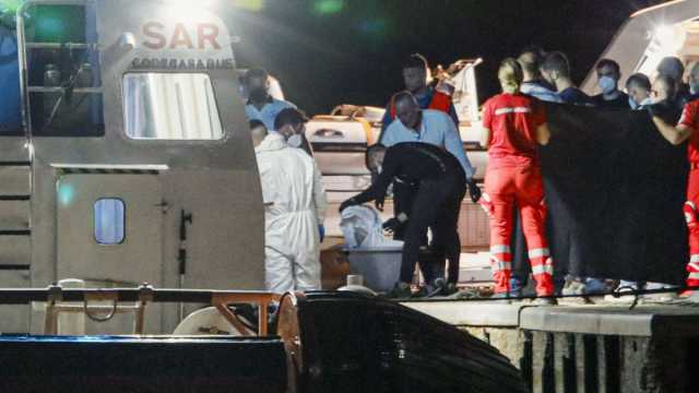 انتشال 14 جثة أخرى من ضحايا غرق قارب مهاجرين قبالة سواحل إيطاليا والعشرات في عداد المفقودين