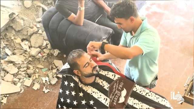 فيديو: حلاق من غزة يتحدى الدمار ويستقبل الزبائن في صالونه المحاط بالركام
