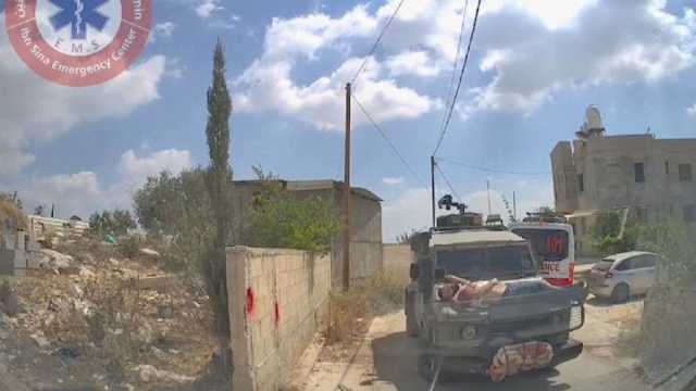 الفلسطيني مجاهد العبادي يروي تقييده فوق غطاء سيارة عسكرية إسرائيلية في جنين بعد إطلاق النار عليه