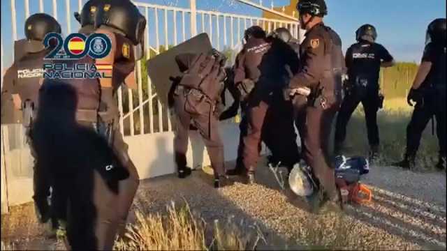 الشرطة الإسبانية تُفكك شبكة تهريب مخدرات وتضبط أسلحة حرب في كتالونيا