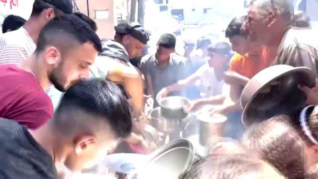 شاهد: شبح المجاعة يطارد نازحي جباليا.. طوابير طويلة للحصول على الطعام وسط ندرة المساعدات