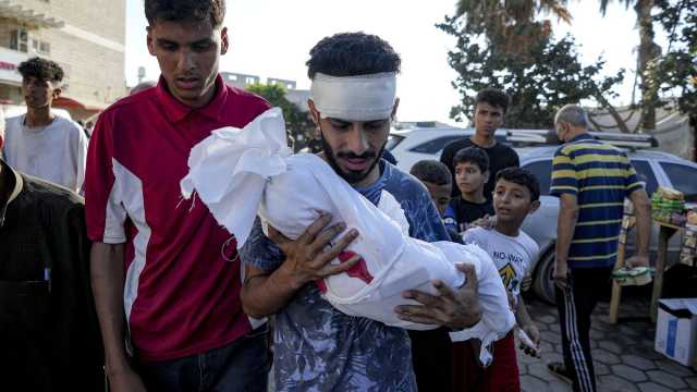 حرب غزة: قصف إسرائيلي على وسط القطاع وجنوبه ورفض فلسطيني لتقرير هيومن رايتس ووتش حول 7 أكتوبر