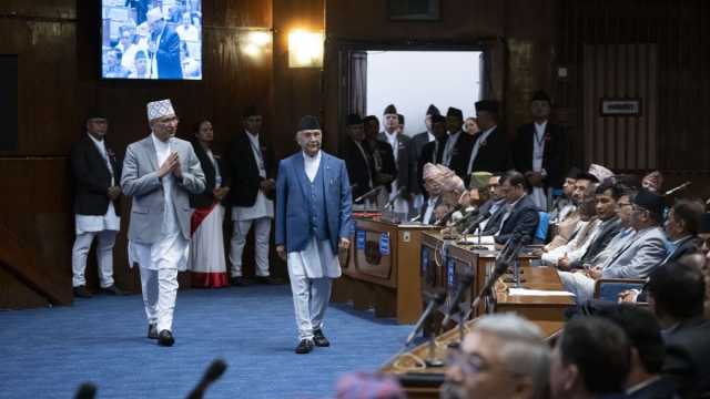 شاهد: زعيم أكبر حزب شيوعي في نيبال يتولى رئاسة الوزراء بدعم برلماني ساحق