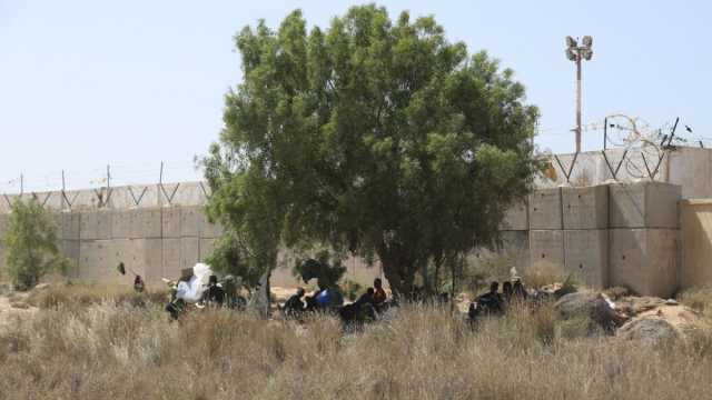 في طريقهم إلى البحر الأبيض المتوسط.. قوات ليبية تحتجز 300 مهاجر كانوا يعبرون الصحراء