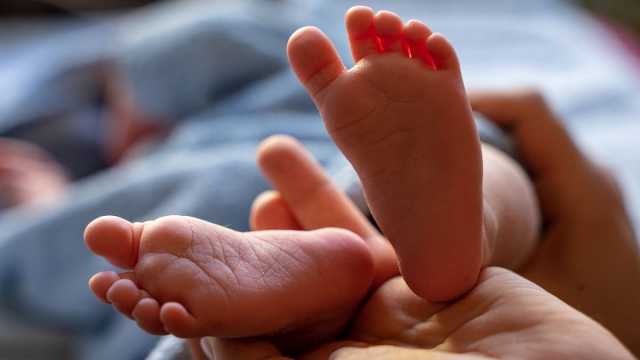 من المحيط والجبال إلى الطرقات والسوبرماركت.. لحظات ولادات استثنائية في فرنسا
