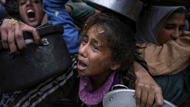 الفلسطينيون في خان يونس ينتظرون ساعات للحصول على وجبة يومية وسط القيود الإسرائيلية