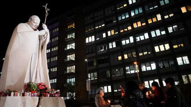الفاتيكان: البابا فرنسيس يستجيب للعلاج ويواصل التعافي من الالتهاب الرئوي