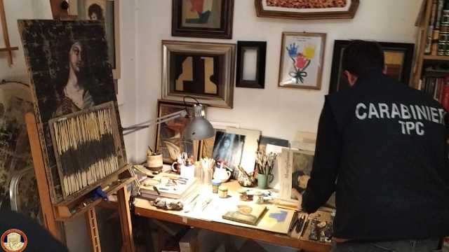 الكشف عن ورشة سرّية لتزوير الأعمال الفنية في إيطاليا