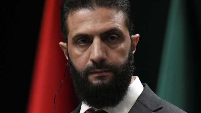 أحمد الشرع يستعرض مهاراته في كرة السلة قبل وصوله إلى أوروبا