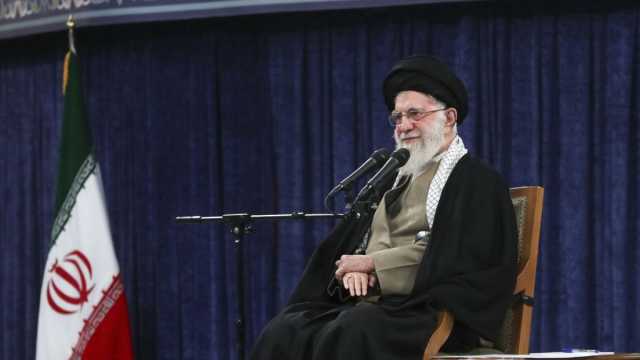 نيويورك تايمز: قادة إيرانيون دفعوا خامنئي لفتح باب التفاوض مع الولايات المتحدة تفاديًا للحرب الشاملة