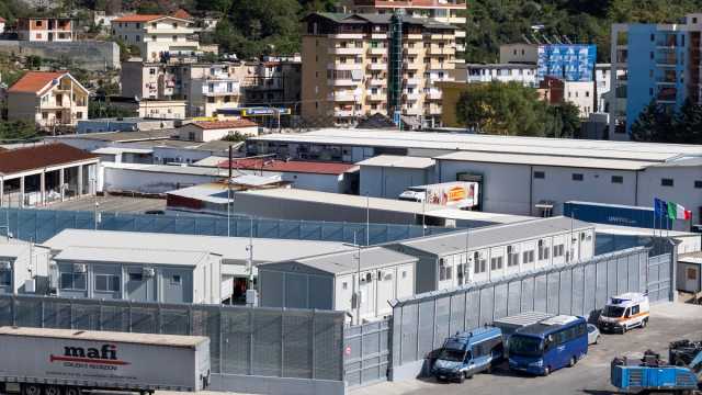 إيطاليا تغير قواعد مراكز إيواء المهاجرين في ألبانيا وتشدد قوانين الحصول على الجنسية