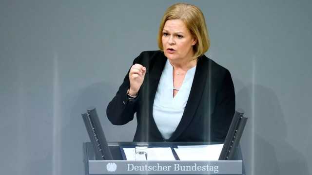 ألمانيا: بسبب منشور يسيء لوزيرة الداخلية.. حكم مع وقف التنفيذ على رئيس تحرير صحيفة يمينية متطرفة