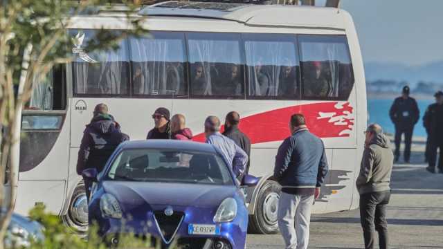 إيطاليا ترحل إلى ألبانيا 40 مهاجرا بعد رفض طلبات اللجوء التي تقدموا بها