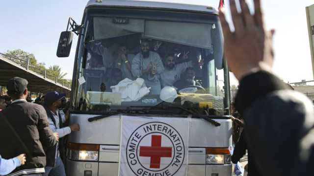 بعد 6 أشهر من الاعتقال... إسرائيل تُفرج عن 9 أسرى فلسطينيين وهم بحالة صحية سيئة