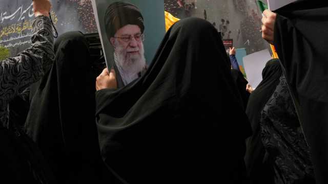 خامنئي: لا تفاؤل مفرط ولا تشاؤم بشأن المحادثات النووية مع واشنطن