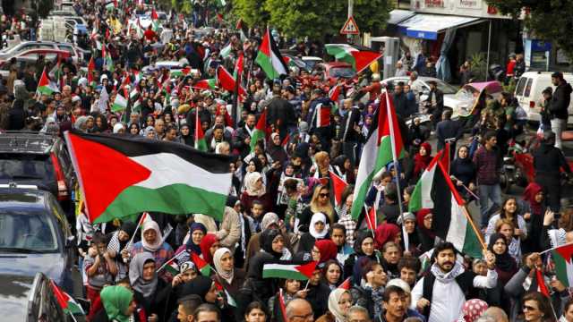 عشية يوم الأسير الفلسطيني.. العشرات يحتشدون في رام الله تضامنا مع المعتقلين في سجون إسرائيل