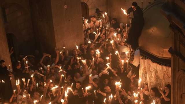 رغم القيود الإسرائيلية... آلاف المسيحيين يحيون طقوس سبت النور في القدس