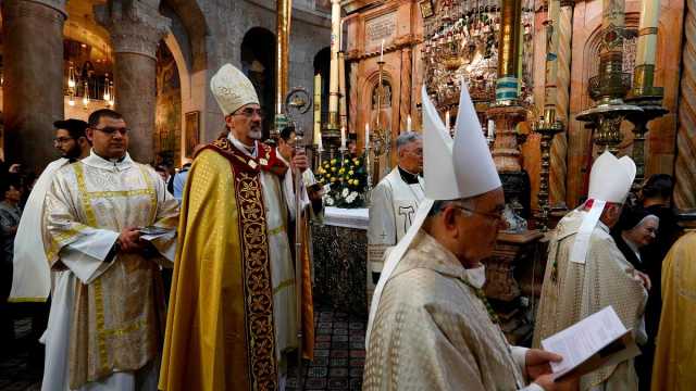 مسيحيو القدس يحيون قداس عيد الفصح.. المطران بيتسابالا: قلقون من تدهور الوضع في غزة