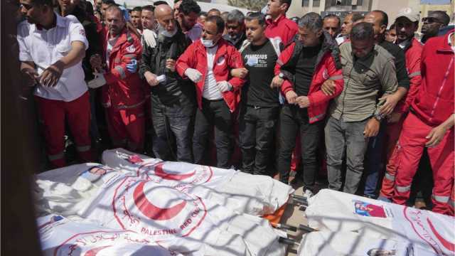 المدعي العام السابق للجنائية الدولية: مقتل 15 مسعفًا في رفح قد يرقى إلى جريمة حرب