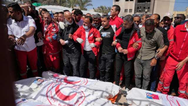تحقيق ل'هآرتس' يكشف تفاصيل استهداف 15 مسعفا في رفح وينفي سردية الجيش الإسرائيلي