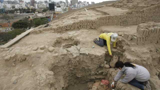 علماء الآثار في بيرو يعثرون على رفات سيدة من طبقة النبلاء عاشت قبل 5000 عام