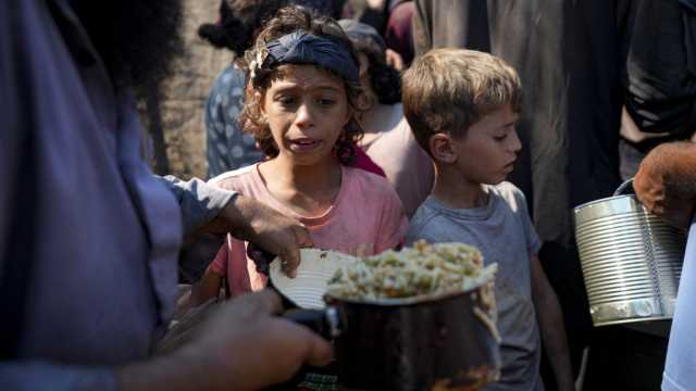 فيديو- صرخات الجوعى في غزة أمام مطبخ خيري.. من يصل إلى نظر الطاهي أولًا؟