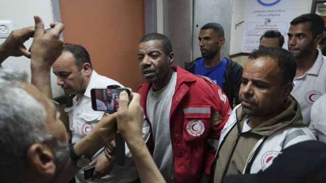 غزة: إسرائيل تفرج عن مسعف فلسطيني بعد نحو شهرين من مقتل 15 من زملائه وتحظر عليه الكلام