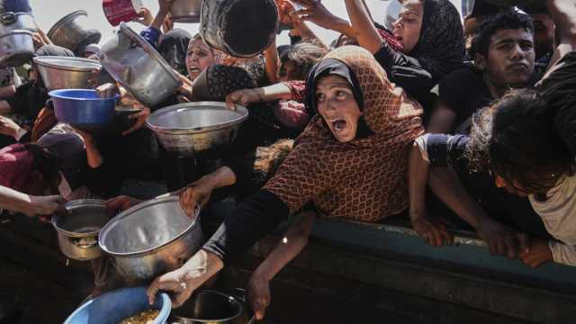 يتامى غزة في وقفة احتجاجية ضد سياسة التجويع: دعوات لرفع الحصار وإدخال المساعدات