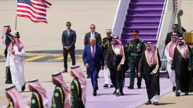 استقبال جوي رسمي: طائرات إف-15 سعودية ترافق طائرة الرئيس الأمريكي قبل هبوطها في الرياض