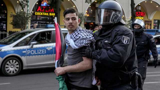 اشتباكات في برلين أثناء مظاهرة مؤيدة لفلسطين تؤدي لإصابة أحد رجال الشرطة ومحتجين