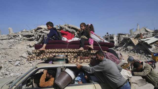بعد قصف غير مسبوق على القطاع.. مئات الفلسطينيين يفرّون من جحيم الغارات ولكن إلى أين؟